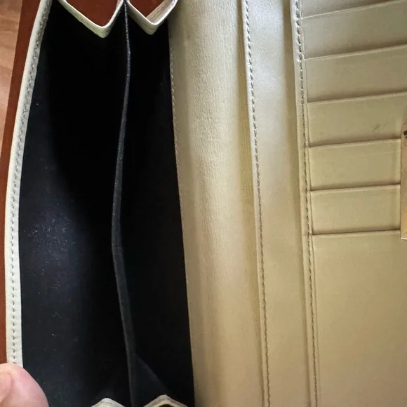 Gucci White Embossed Logo Wallet - Picture 6 of 6